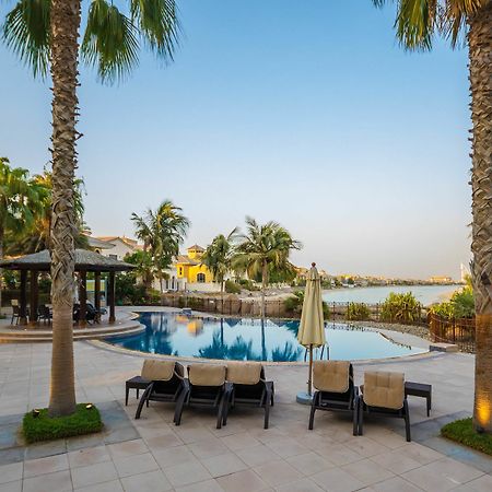 Yanjoon Holiday Homes - Palm Jumeirah Frond A Villas Дубай Екстериор снимка