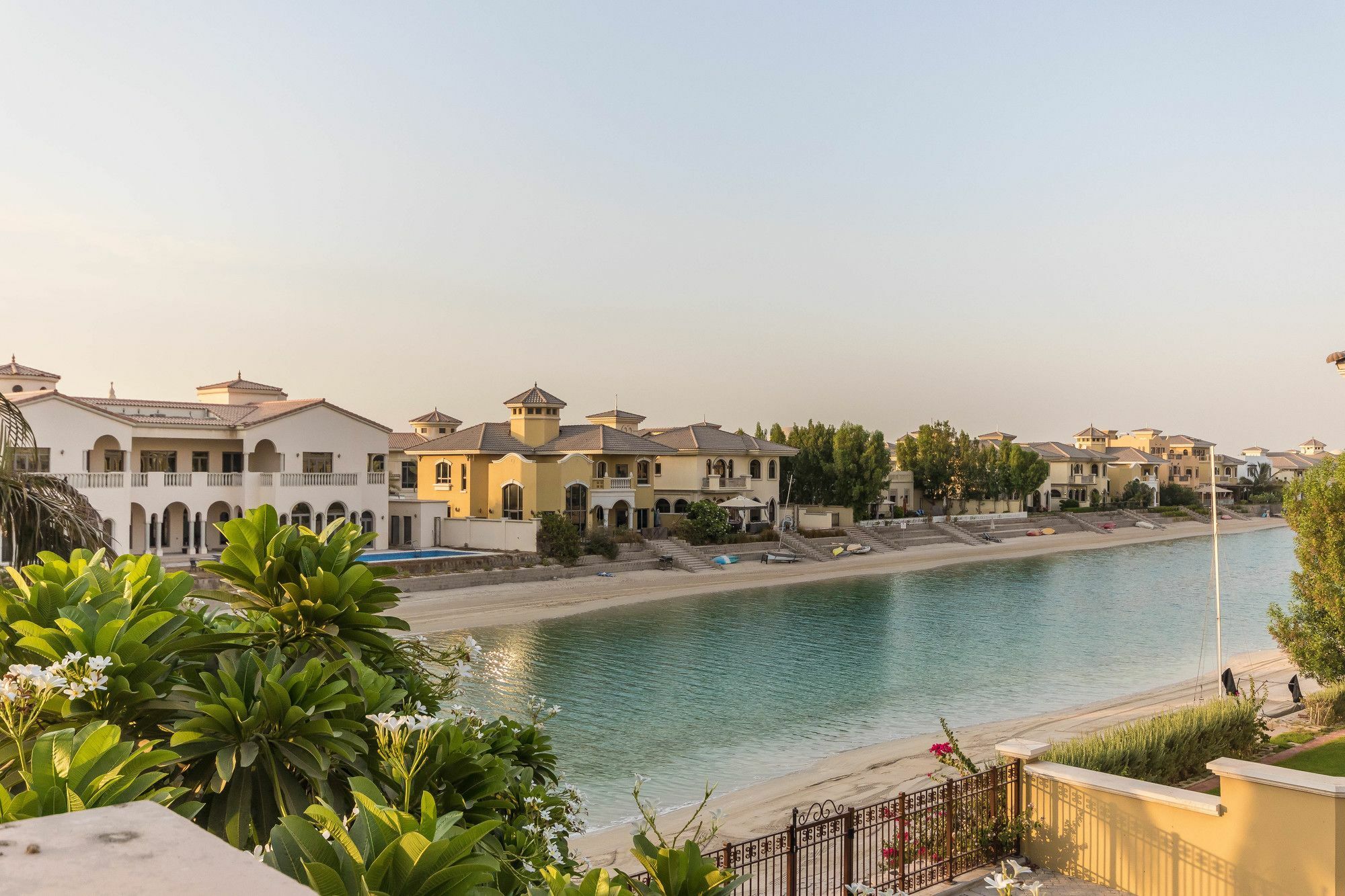 Yanjoon Holiday Homes - Palm Jumeirah Frond A Villas Дубай Екстериор снимка