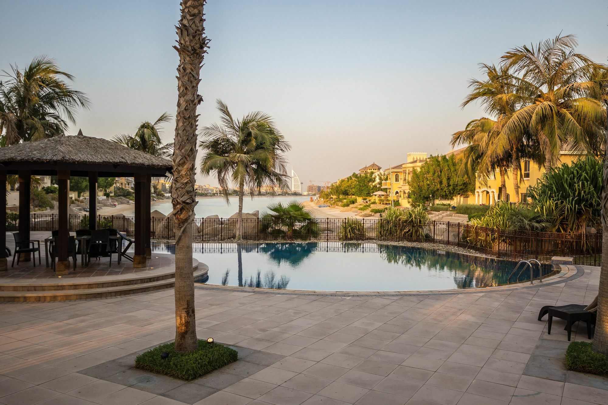 Yanjoon Holiday Homes - Palm Jumeirah Frond A Villas Дубай Екстериор снимка