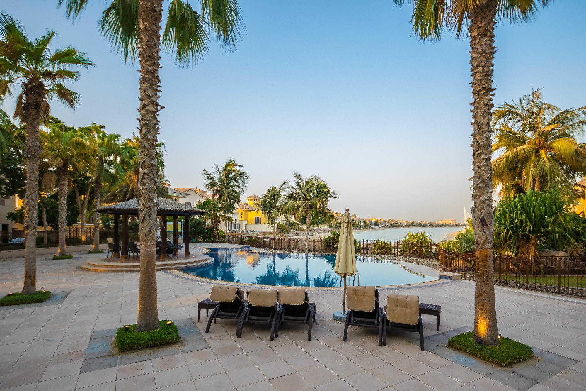 Yanjoon Holiday Homes - Palm Jumeirah Frond A Villas Дубай Екстериор снимка